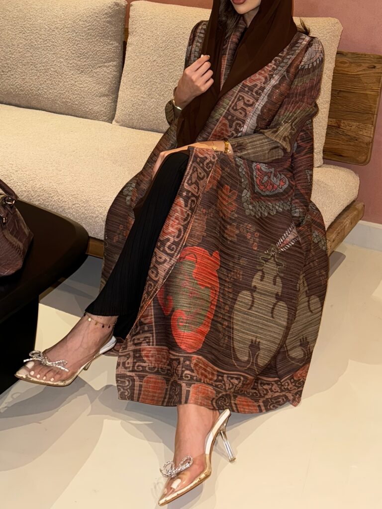 عبايات سعودية ملونة